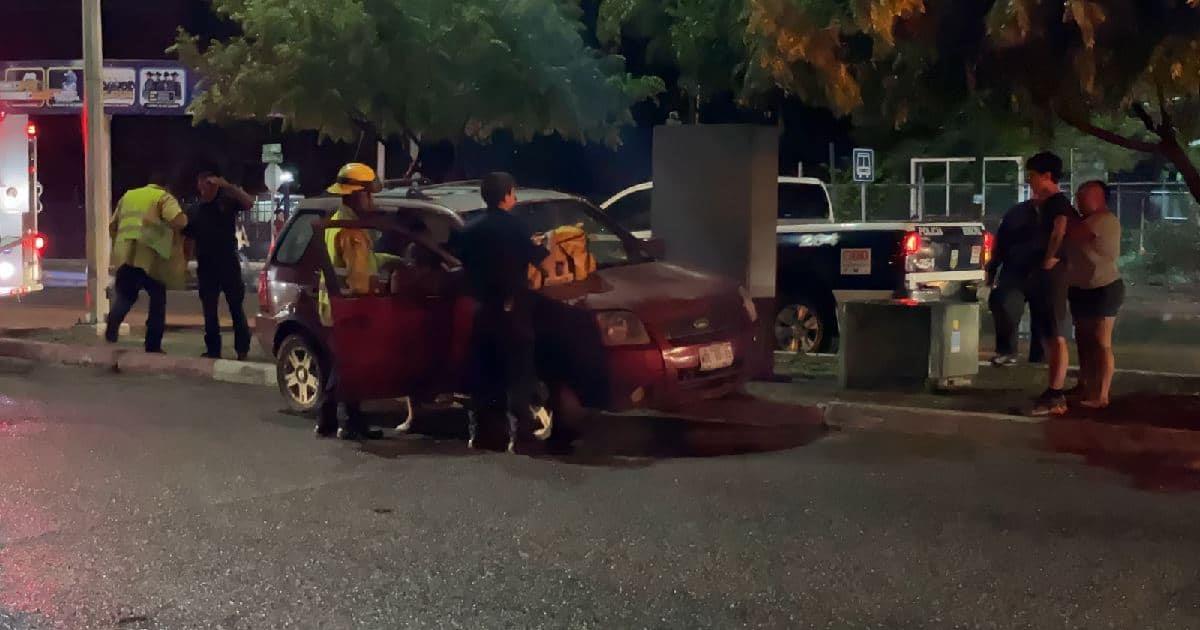 Vagoneta se sube a camellón y se impacta contra un árbol; una mujer herida