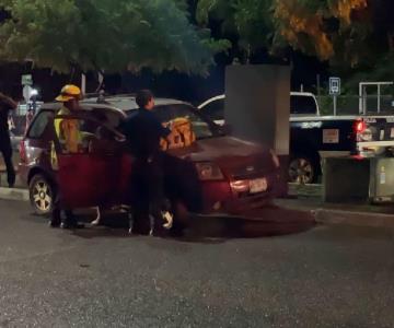 Vagoneta se sube a camellón y se impacta contra un árbol; una mujer herida