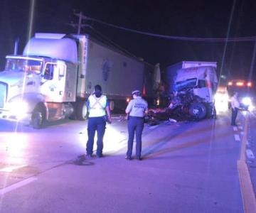 Fuerte choque de tráiler deja un lesionado en carretera de Empalme