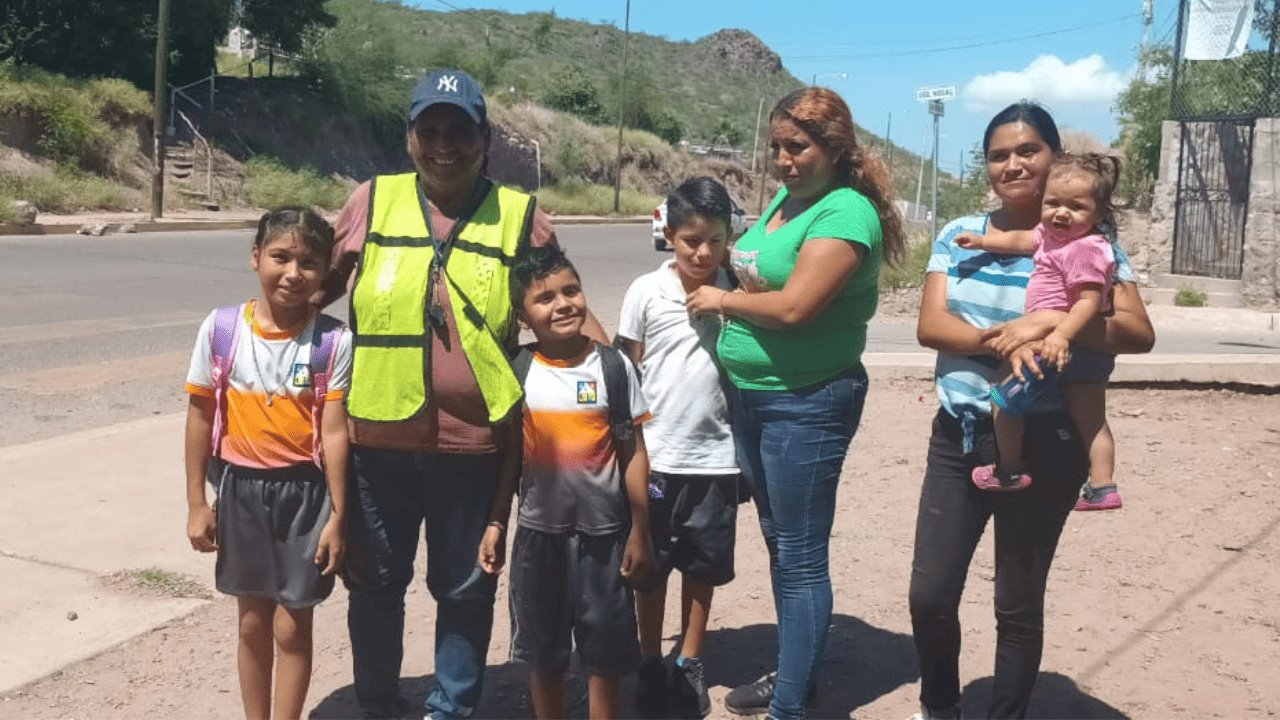 El amor por sus nietos llevó a Carmen a dirigir el tránsito vial