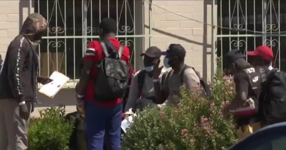 Los migrantes africanos deportados se quedan en Nogales, Arizona