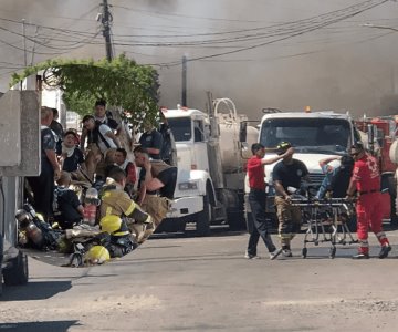 Cajeme: Siete bomberos heridos dejó el incendio de bodega de plásticos