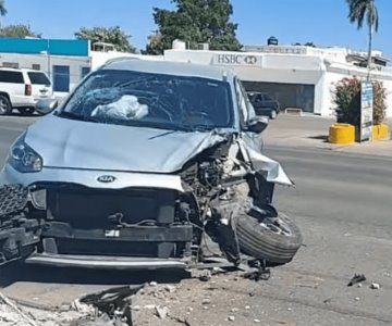 Aparatoso choque deja grandes daños materiales en la colonia Centenario