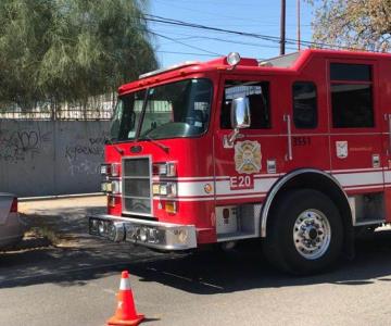 Bomberos combaten incendio en Deportivo junto a una secundaria