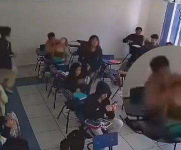 Estudiante ahorca a su compañera hasta desmayarse en salón de clases