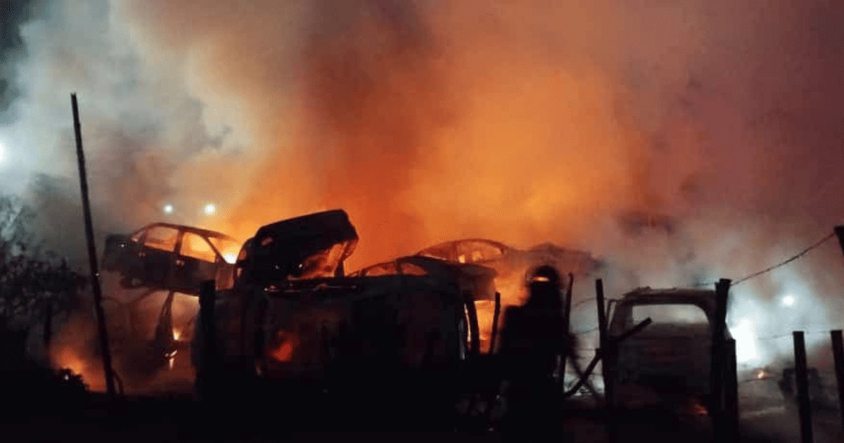 Incendio durante la madrugada del miercoles acaba con decenas de autos