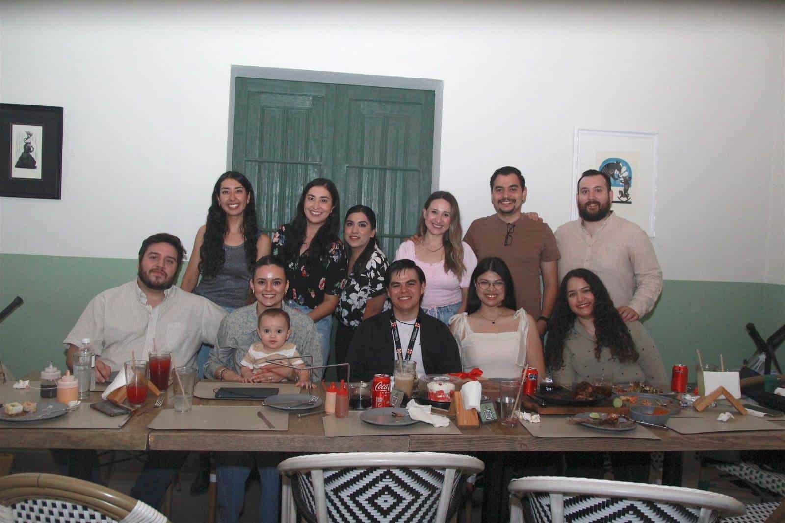 Celebran con amigos en Casona Obregón