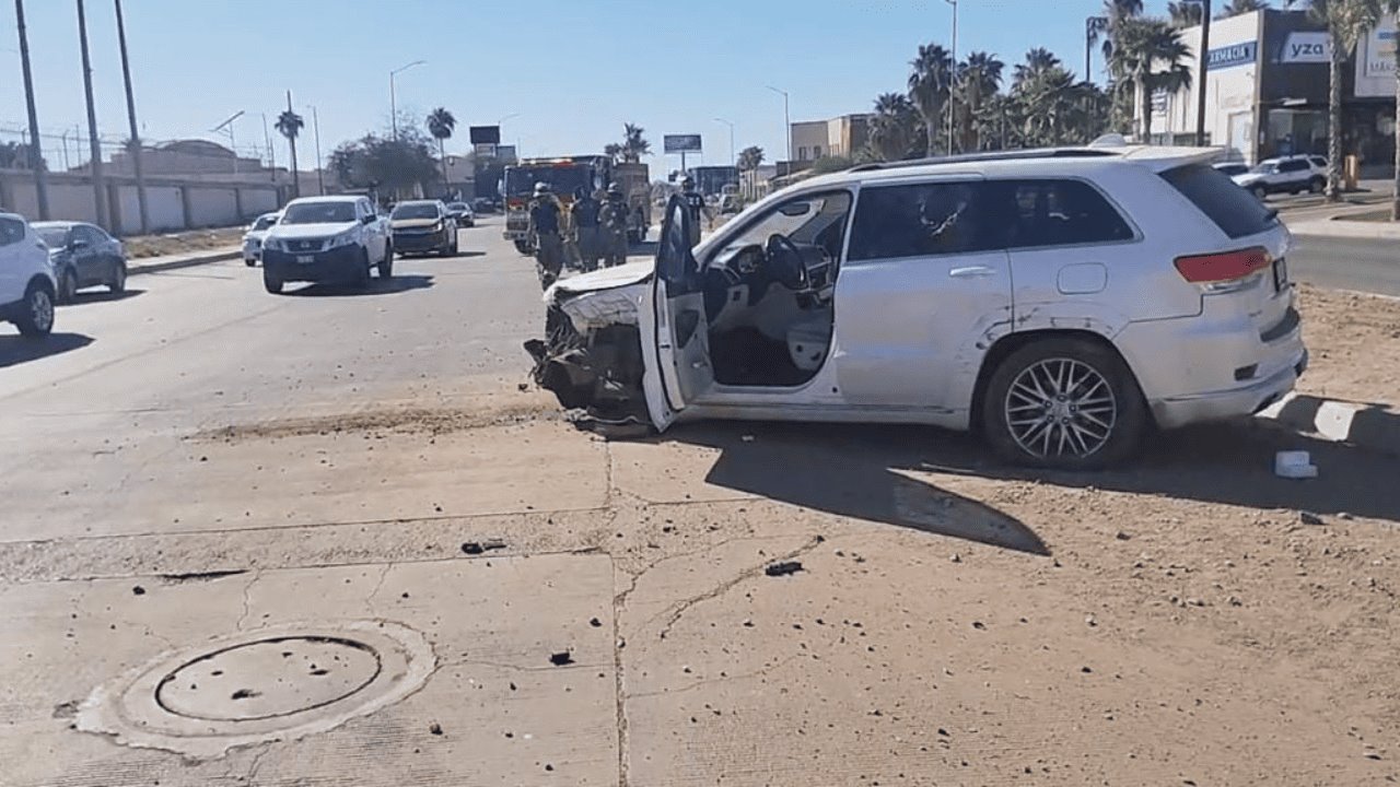 Falla mecánica provoca aparatoso choque en bulevar Colosio