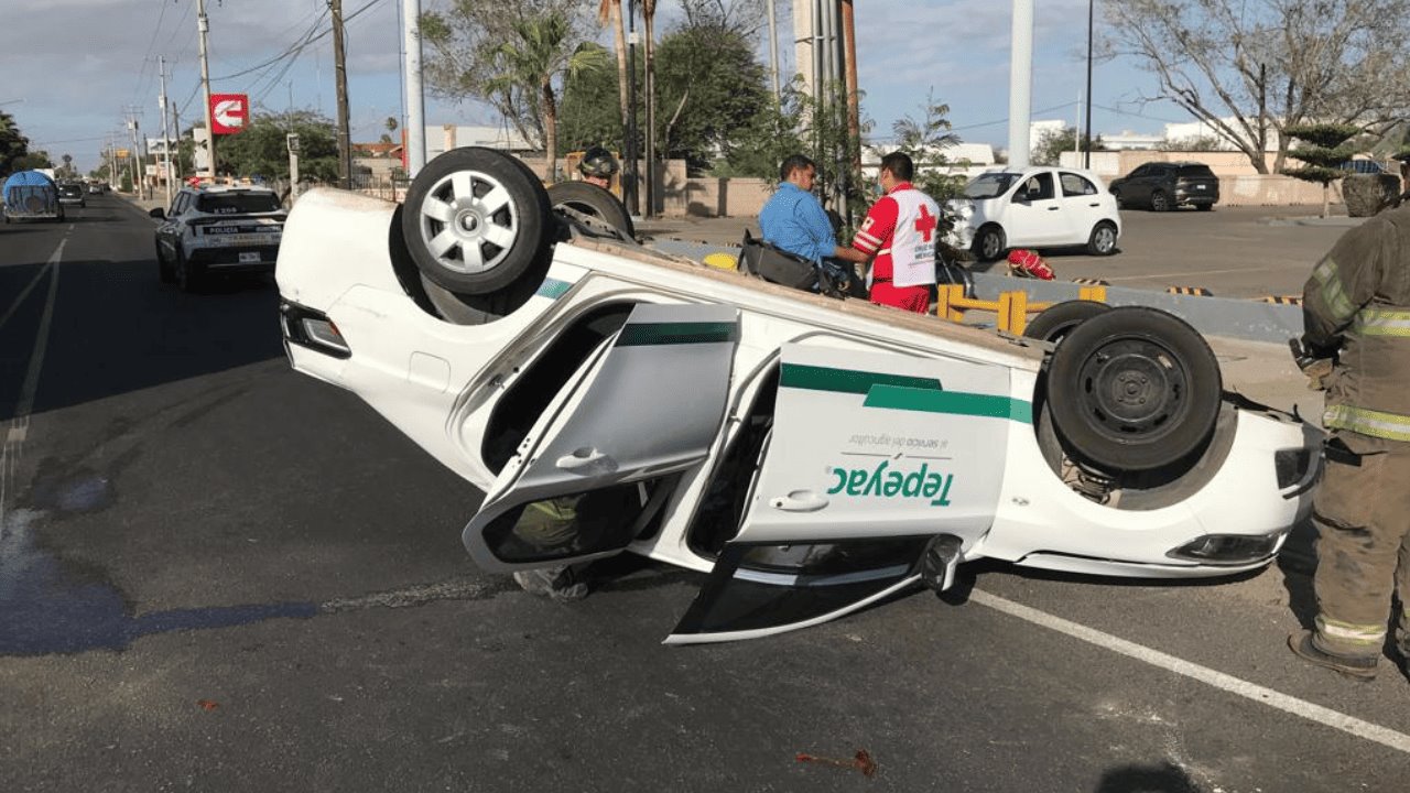 Aparatoso accidente deja un auto volcado al poniente de Hermosillo