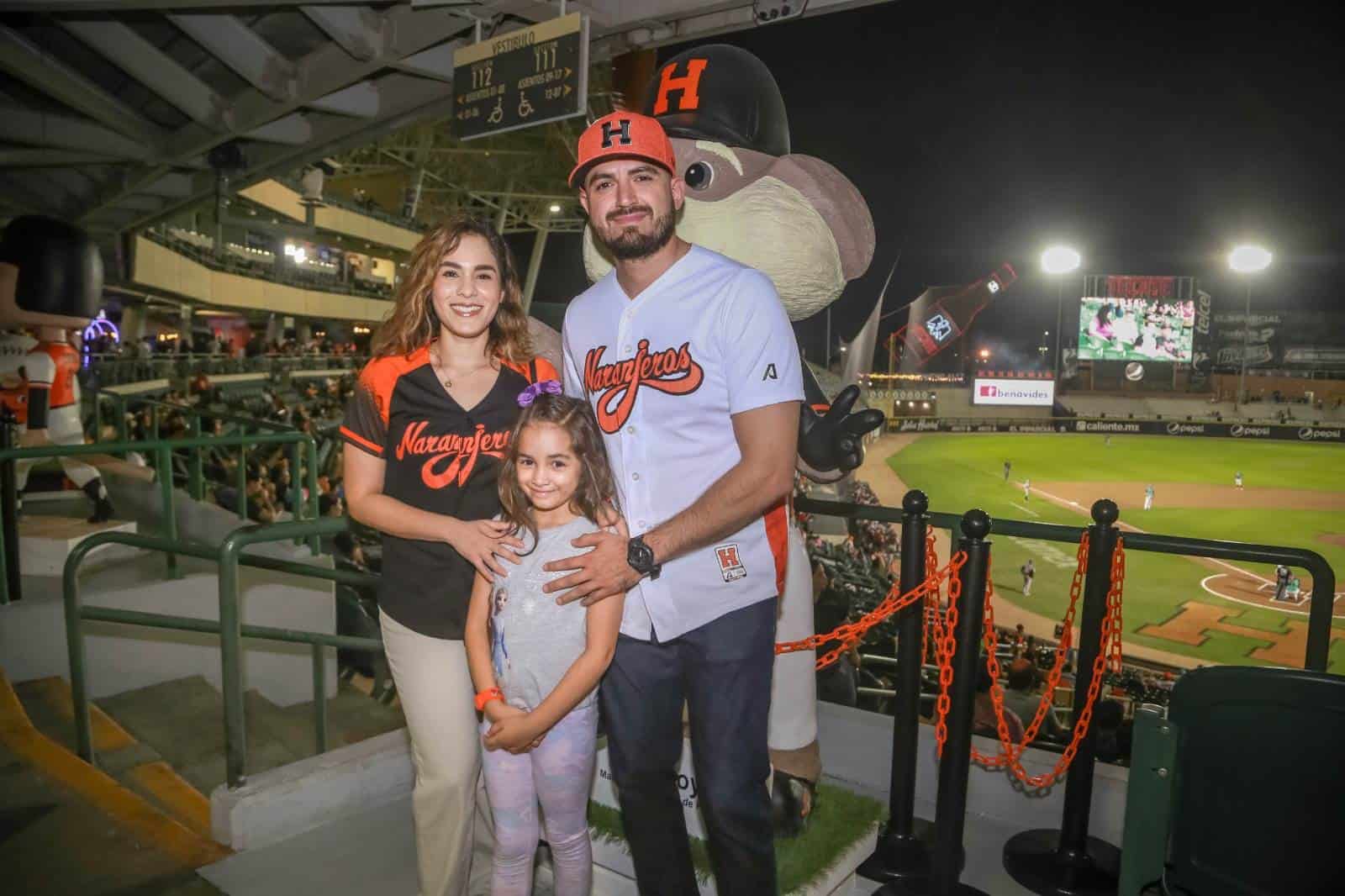 Viven la emoción del beisbol en el estadio Fernando Valenzuela