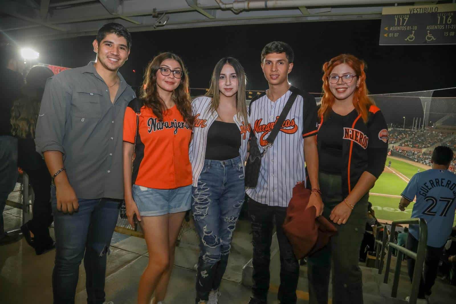 Viven la emoción del beisbol en el estadio Fernando Valenzuela