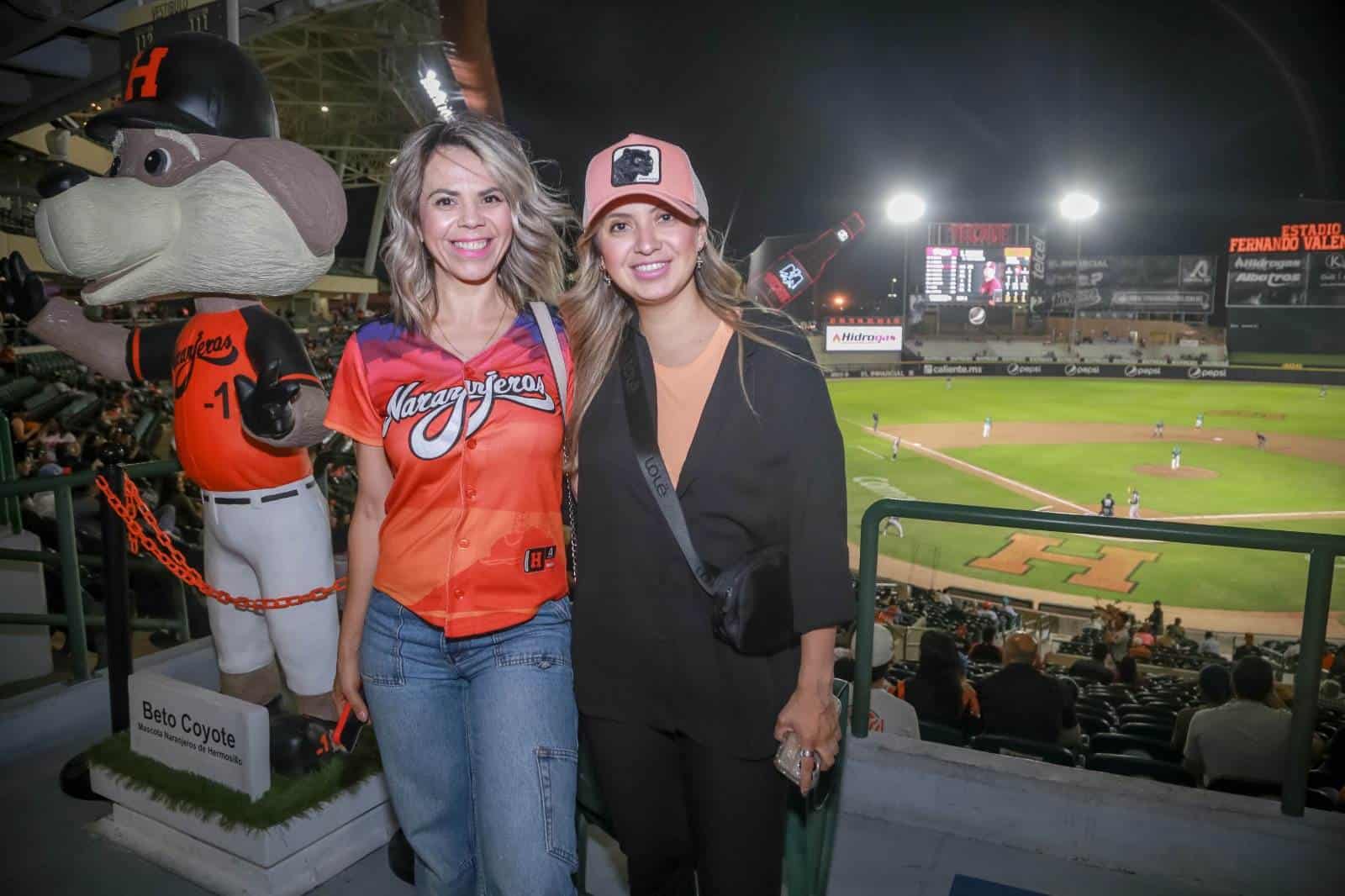 Viven la emoción del beisbol en el estadio Fernando Valenzuela