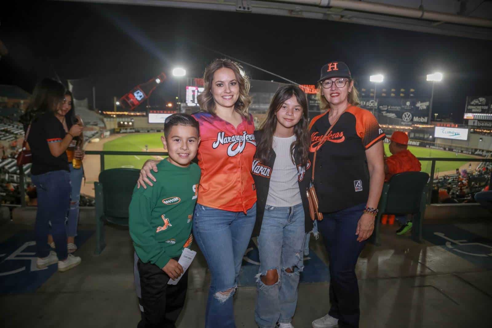 Viven la emoción del beisbol en el estadio Fernando Valenzuela