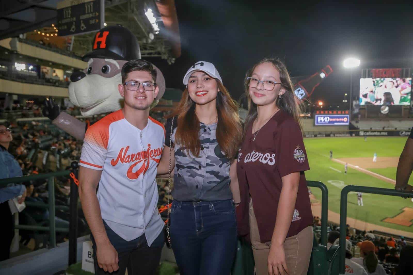 Viven la emoción del beisbol en el estadio Fernando Valenzuela