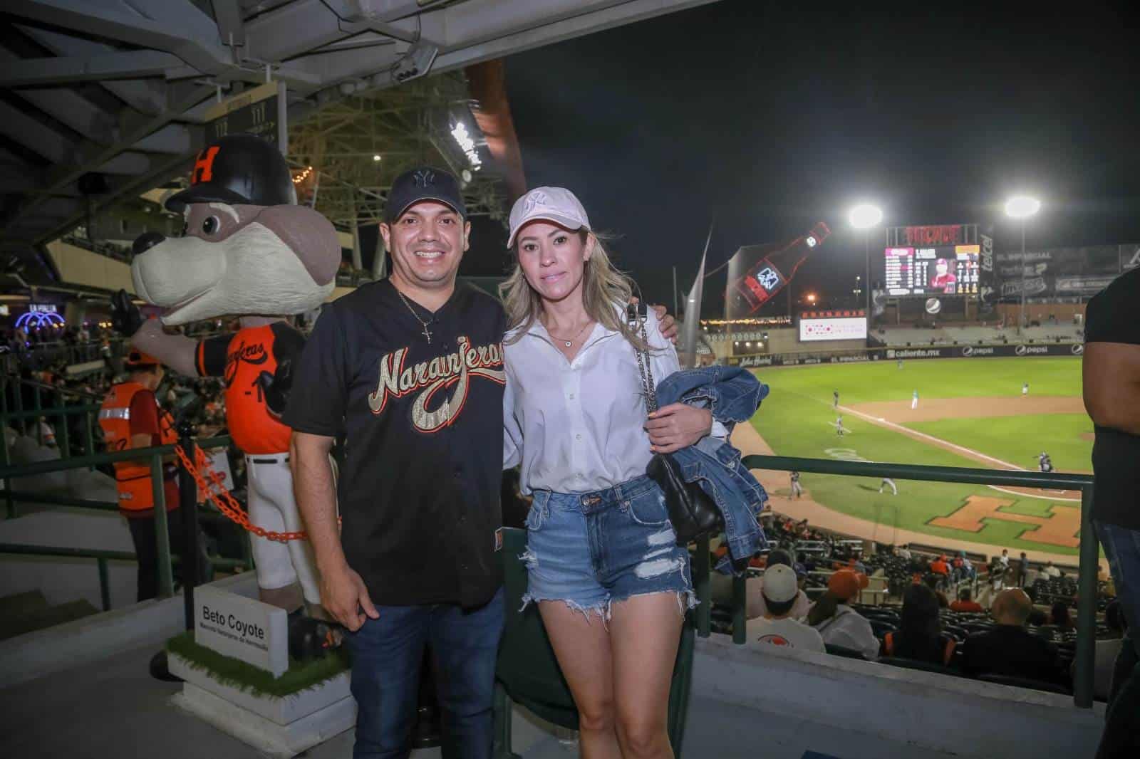 Viven la emoción del beisbol en el estadio Fernando Valenzuela