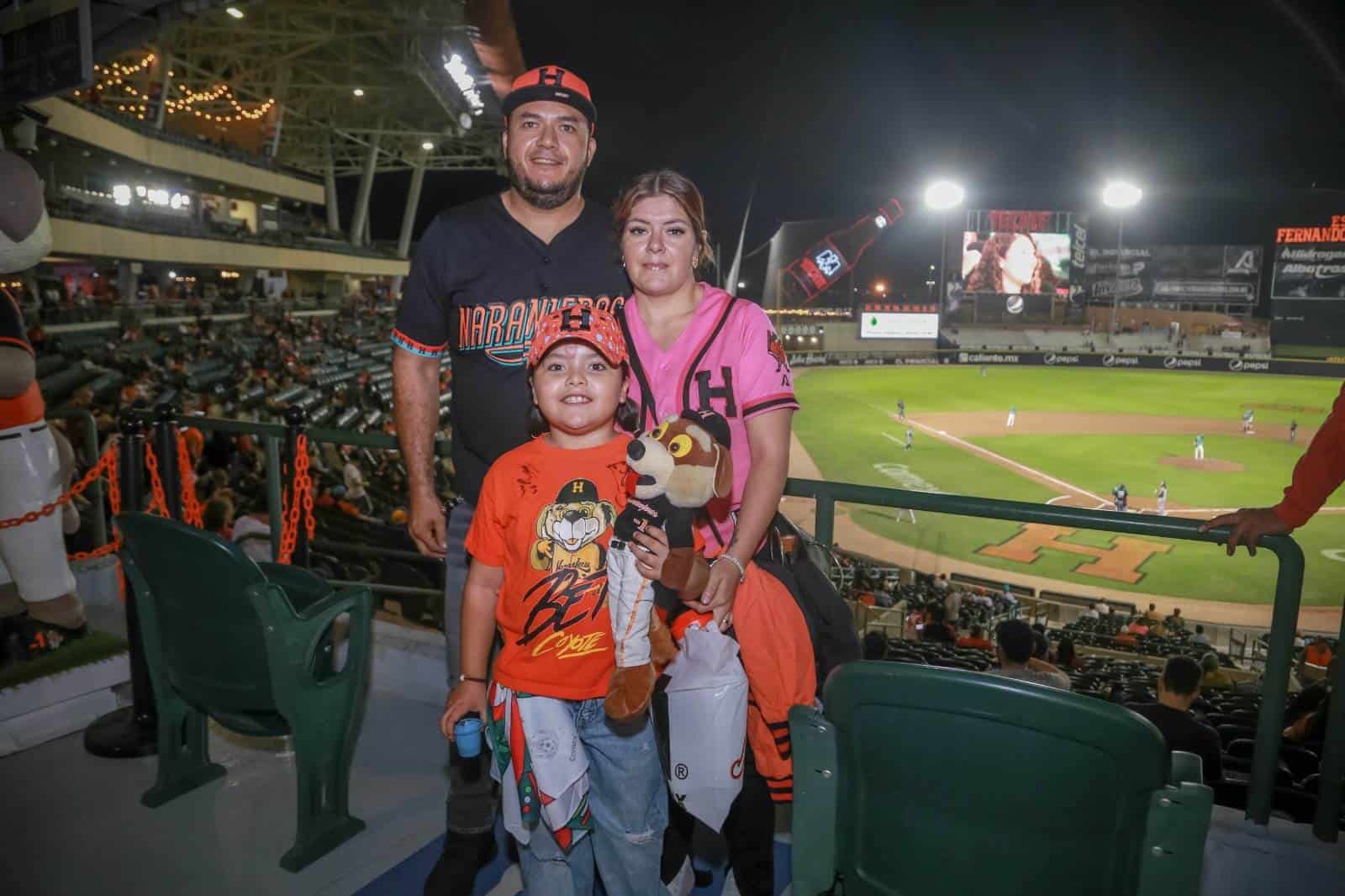 Viven la emoción del beisbol en el estadio Fernando Valenzuela