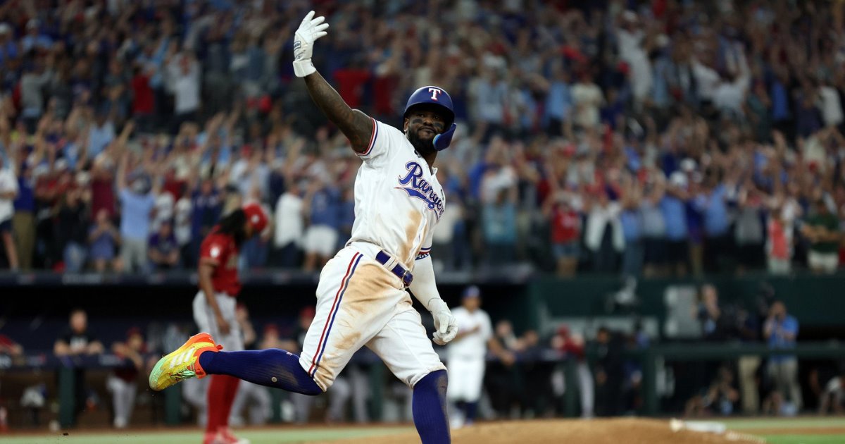 Los Rangers ganan primer juego de la Serie Mundial en extrainnings