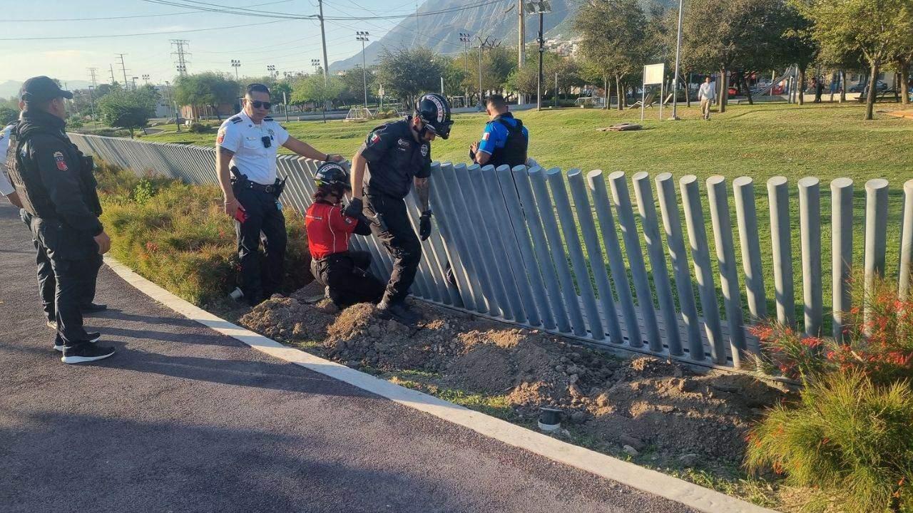 Niño queda atorado en las rejas de un parque al meter la pierna