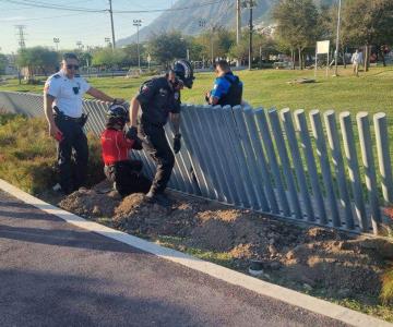 Niño queda atorado en las rejas de un parque al meter la pierna