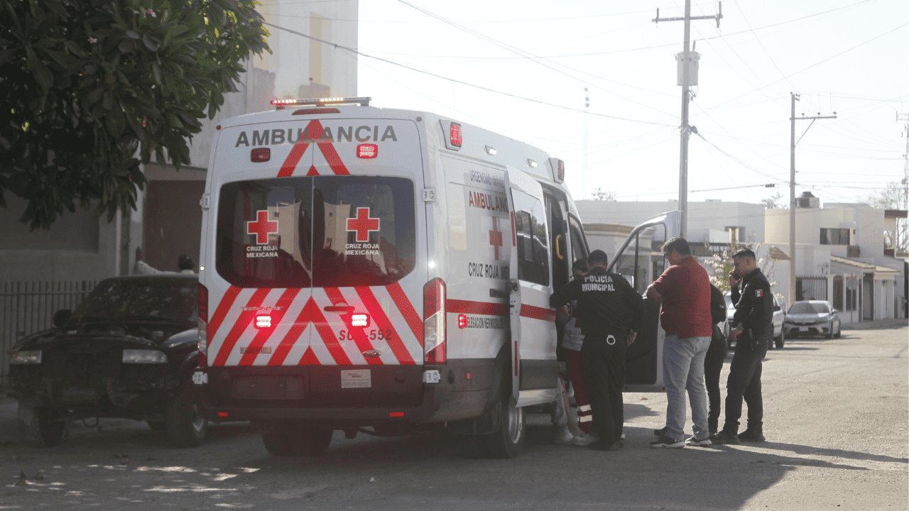 Hombre sufre quemaduras de primer grado al tocar cables de alta tensión