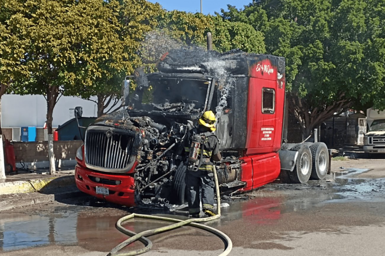 Se incendia tráiler tras presunta falla mecánica en Navojoa