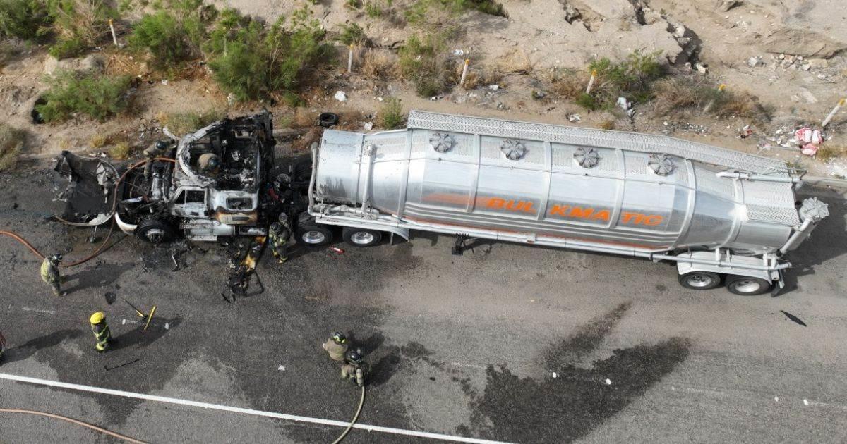 Tráiler con resina de plástico se prende en llamas en el bulevar Morelos