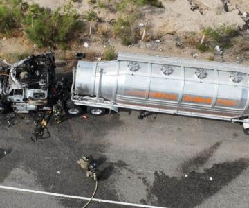 Tráiler con resina de plástico se prende en llamas en el bulevar Morelos