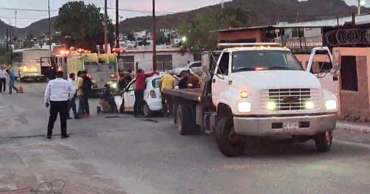 Conductor de taxi queda prensado tras ser impactado por camión urbano