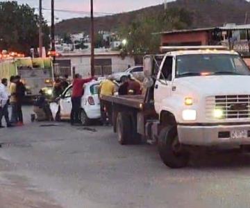 Conductor de taxi queda prensado tras ser impactado por camión urbano