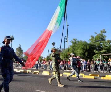 Celebran aniversario 113 de la Revolución Mexicana con desfile cívico