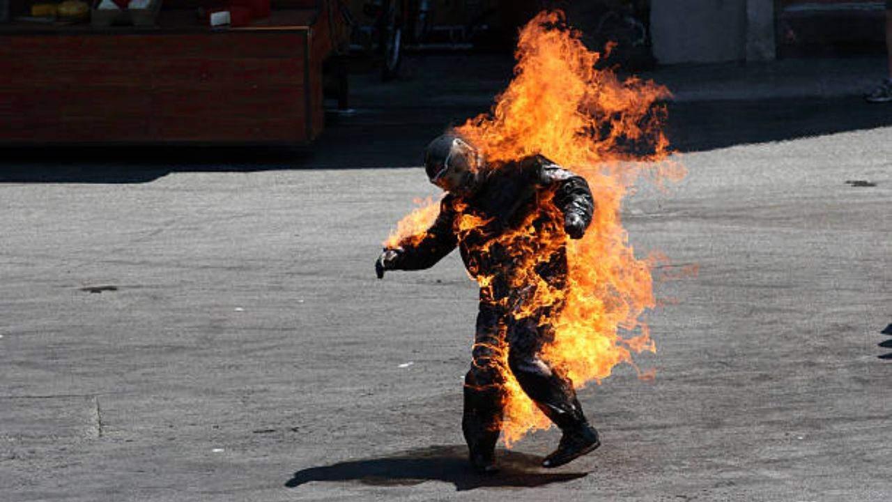 Compañeros le rocían gasolina y le prenden fuego