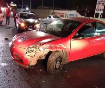 Fuerte choque en Periférico Oriente; conductor no obedeció al semáforo