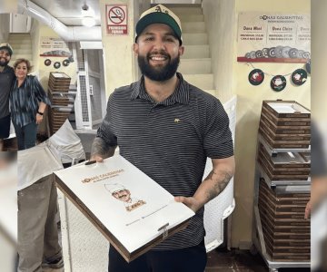 Carin León disfruta de unas ricas donas en Hermosillo