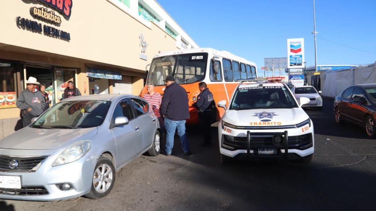 Un camión choca contra un carro en calle de Jardín Juárez