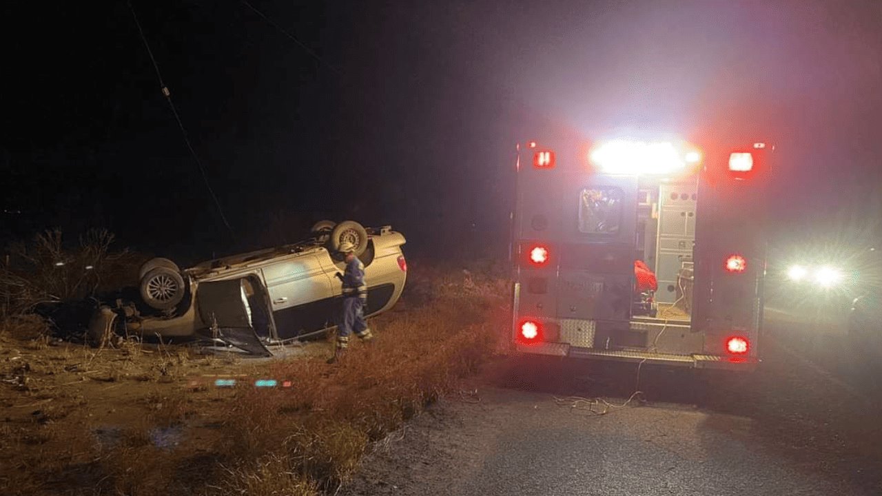 Vuelca camioneta en carretera a San Miguel de Horcasitas