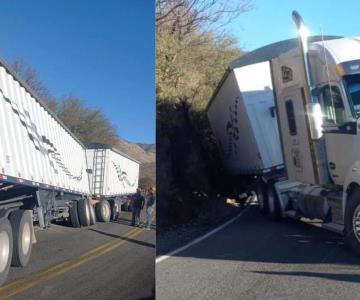 Tráiler provocó cierre de una carretera al caer en una alcantarilla