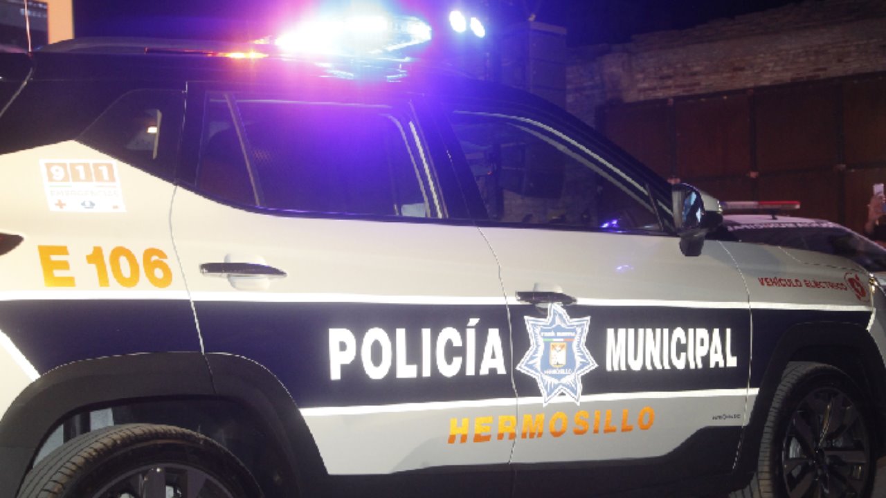 Hombre intenta atropellar y golpea a policías municipales de Hermosillo