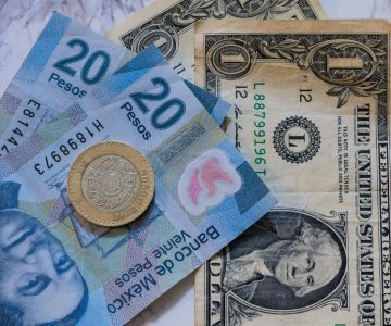 Precio del dólar abre a la baja en 17.79 pesos al mayoreo