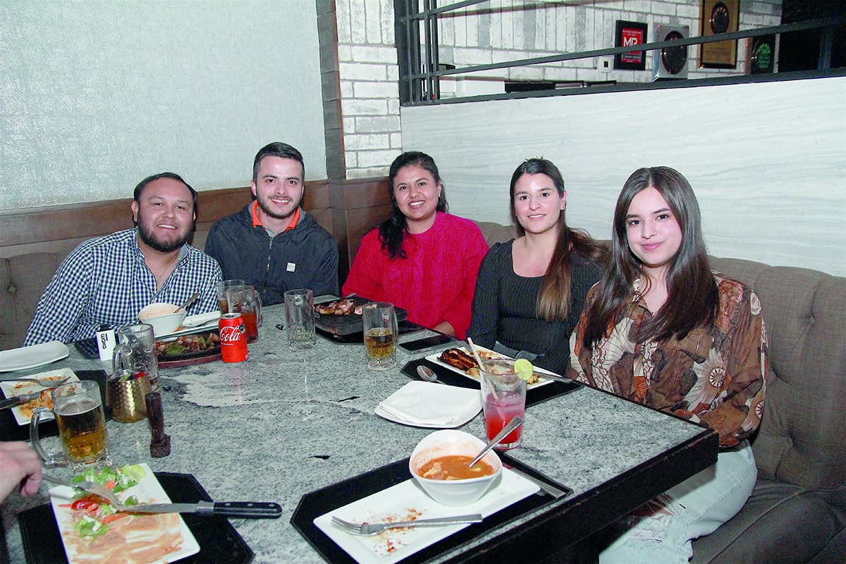 Estupenda cena con amigos en Mochomos Fusión Sonorense