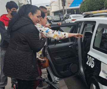 Auxilia Policía Municipal a mujer con problemas respiratorios