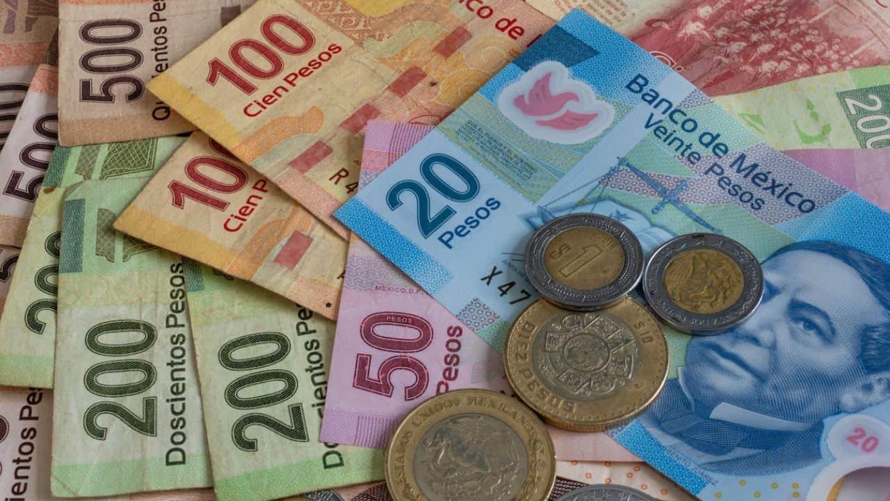 El peso le ganó al dolar terreno este año pero perdió ante una moneda