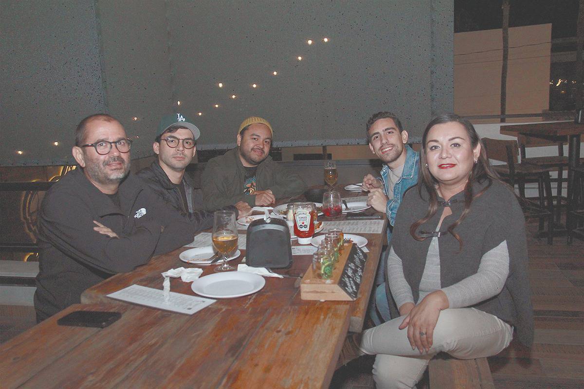 Agradable reunión con amigos en Amante Brew