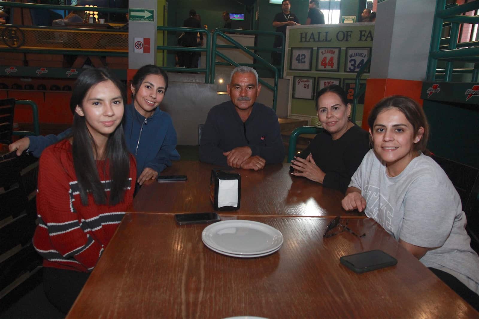 Disfrutan una estupenda cena en Ballpark