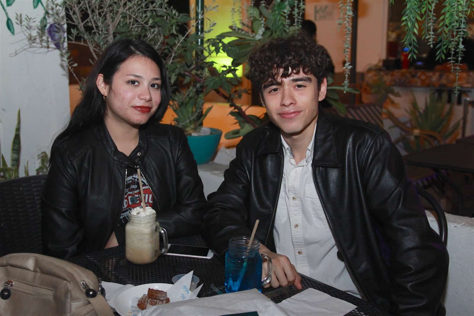 Amena tarde entre amigos en Casa Garmendia, Café y Churrería