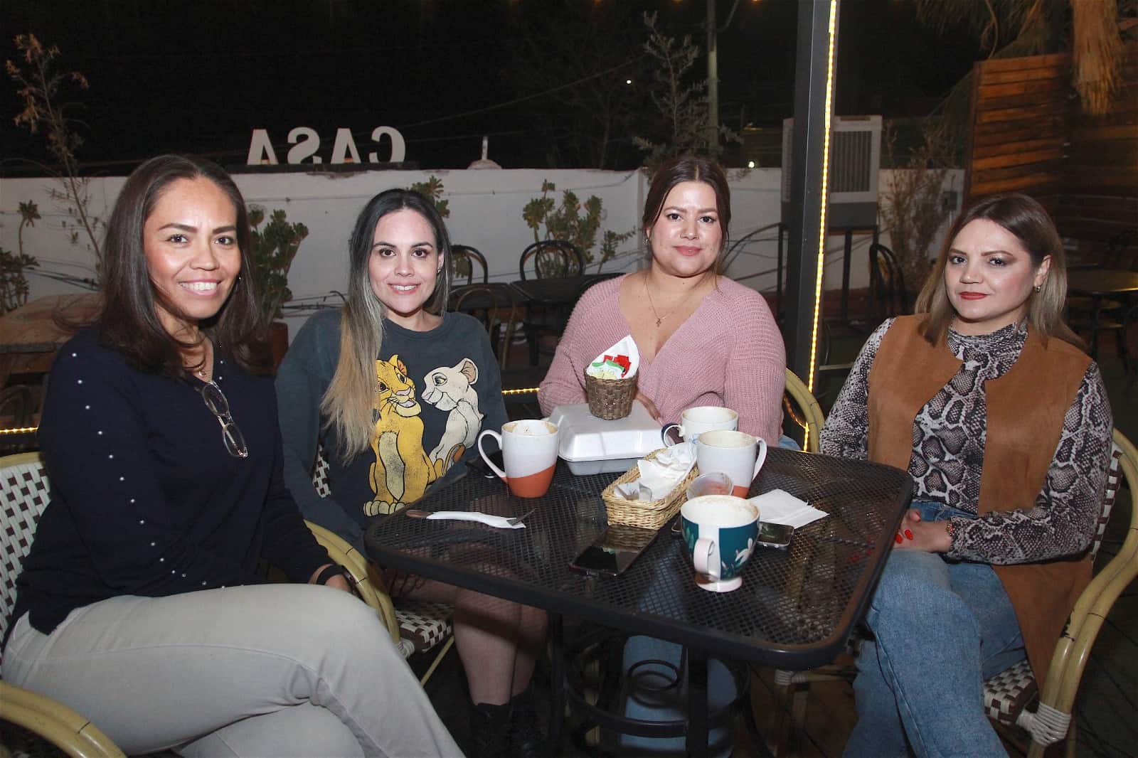 Amena tarde entre amigos en Casa Garmendia, Café y Churrería