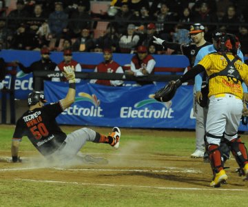 Naranjeros sacan triunfo tintos en sangre en el Ciclón Echeverria