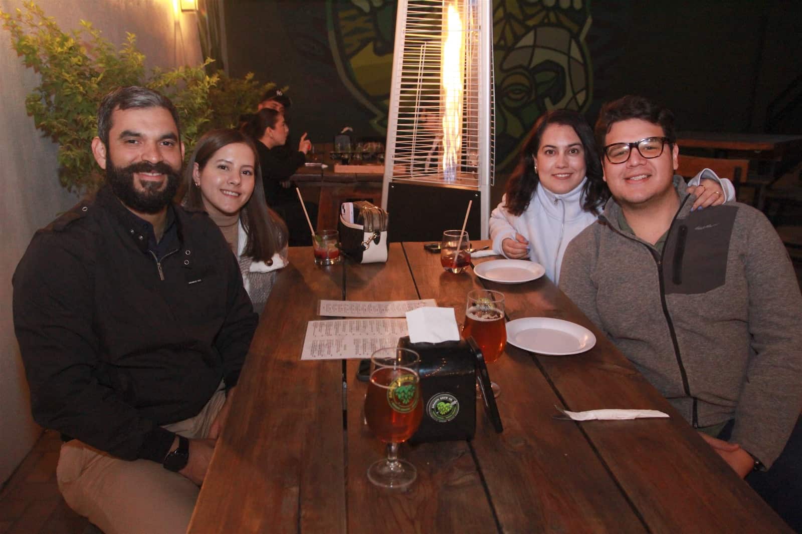 Disfrutan de gran ambiente en Amante Brew