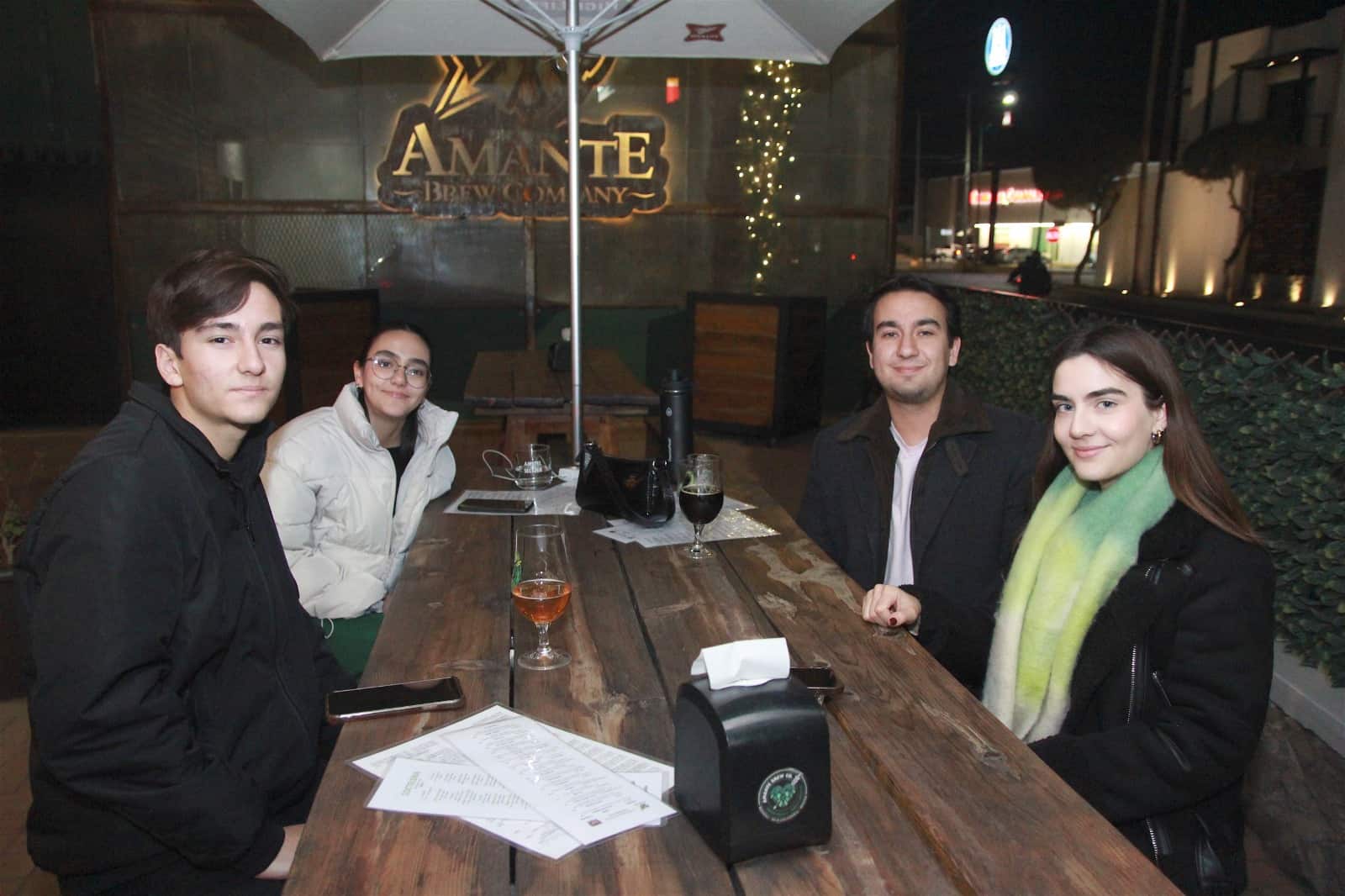 Disfrutan de gran ambiente en Amante Brew