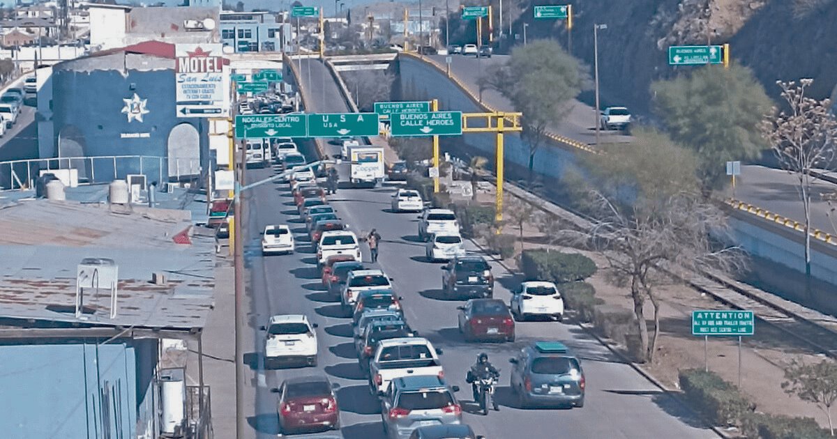 Más de 30 mil vehículos saturaron la garita de Nogales este fin de semana