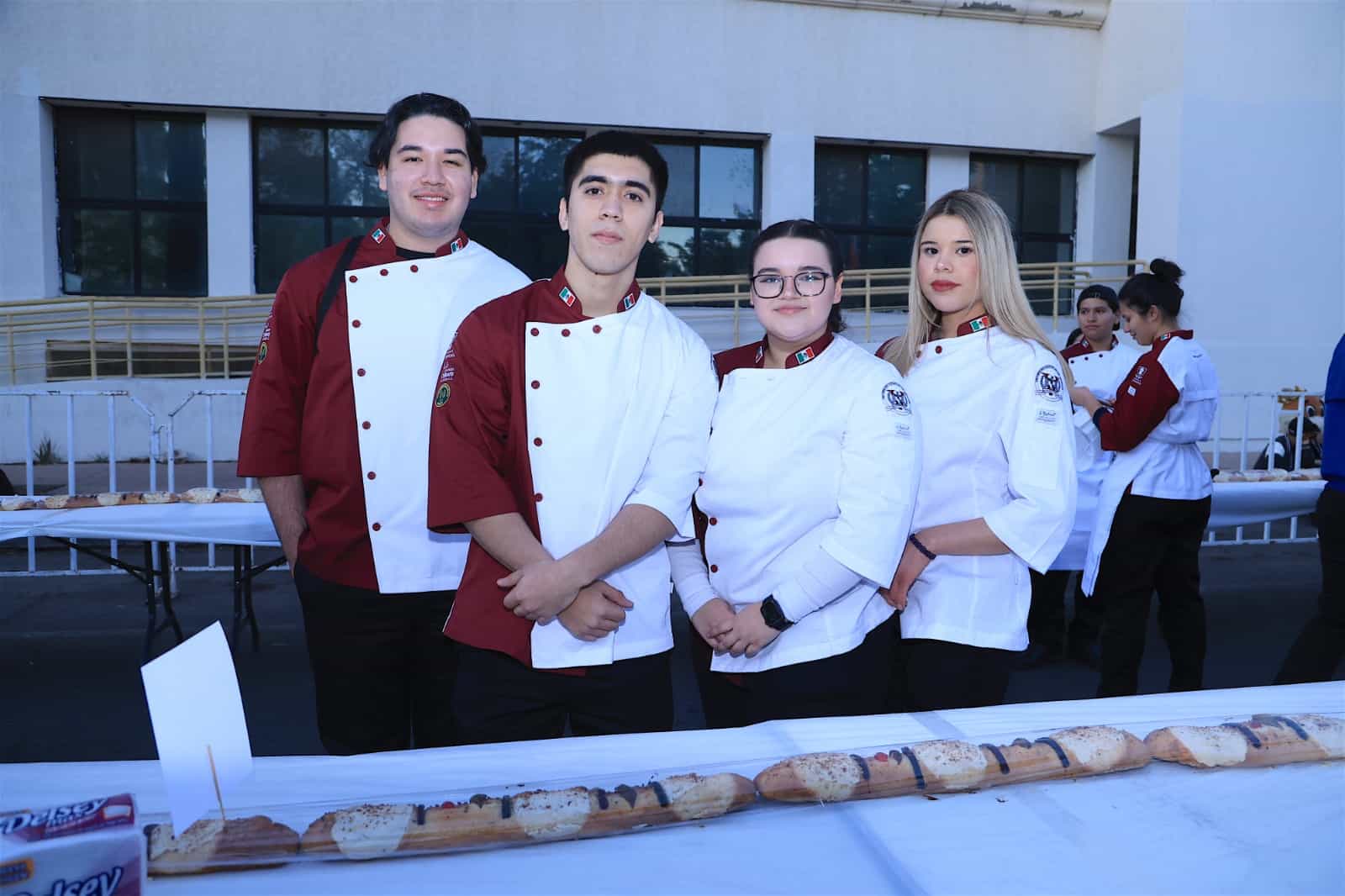 Parten mega rosca de Reyes, disfrutan tradicional celebración